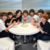 なにわ男子、大橋和也の25歳バースデーを祝福！仲良く寄り添うメンバーの姿にほっこり