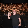 映画『ジュラシック・ワールド』コリン・トレボロウ監督、公開初日に劇場を電撃訪問 |